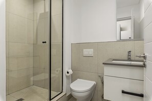 Shower, hair dryer, towels, soap - Trendy Studio Apartment | Waterside Retreat (Cape Town)