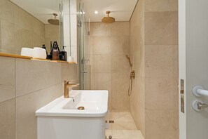 Shower, hair dryer, towels, soap - Dolce Vita Retreat | Natural, Calm and Luxe (Cape Town)