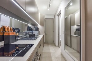 Fridge, microwave, oven, stovetop - The Rosebank Edit | Stylish Studio Stay (Johannesburg)