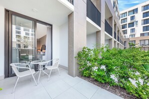 Outdoor dining - The Rosebank Edit | Stylish Studio Stay (Johannesburg)