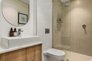 Douche, sèche-cheveux, serviettes fournies, savon
