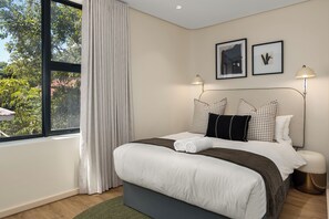 In-room safe, iron/ironing board, Internet, bed sheets - Designer Apartment in Vredehoek | Mountain Views (Cape Town)