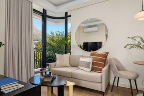 TV - Designer Apartment in Vredehoek | Mountain Views (Cape Town)