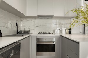 Fridge, microwave, oven, dishwasher - Modern 1 Bedroom Apartment in Green Point (Cape Town)