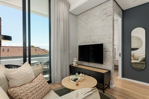 TV - Modern 1 Bedroom Apartment in Green Point (Cape Town)