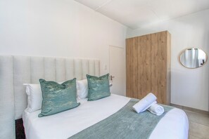 Een strijkplank/strijkijzer, internet, beddengoed