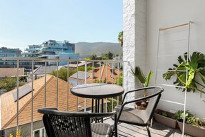 Outdoor dining - Sunny Sea Point Stay with Balcony and Views (Cape Town)