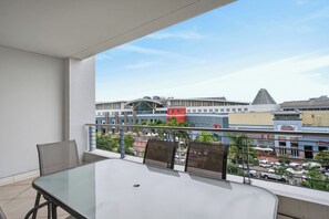 Outdoor dining - Palm Boulevard 404 | 3Bed Luxury - Gateway (Umhlanga)