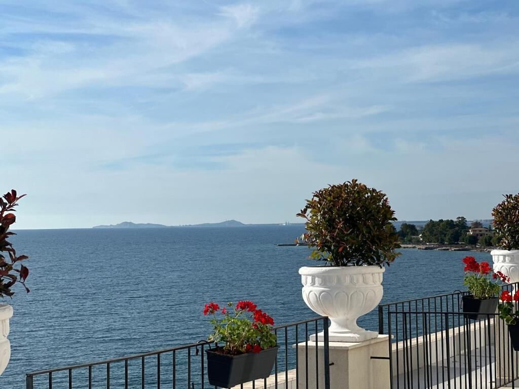 Kamar Triple Standar, balkon, pemandangan laut | Halaman properti