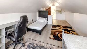 Une chambre à coucher avec un lit, un bureau, une chaise et un tapis.