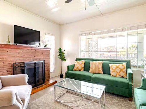 Guest Favorite Spacious Home w/ huge Yard, Sleeps 15, Near Dining & Attractions