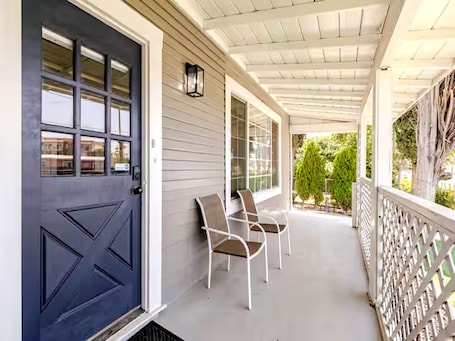 Terrazza/patio. Guest Favorite Spacious Home w/ huge Yard, Sleeps 15, Near Dining & Attractions