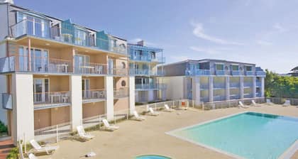 T2 à 300 m de la plage | Vue sur la mer + piscine