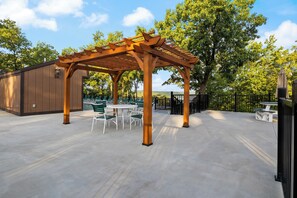 Outdoor dining - Wooded Lake of the Ozarks Studio w/ Pool Access (Osage Beach)