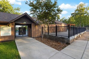 Property grounds - Wooded Lake of the Ozarks Studio w/ Pool Access (Osage Beach)