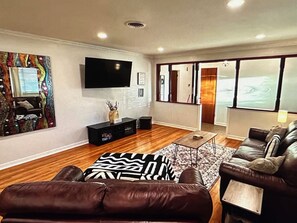 Living area - 3-bedroom house in soothing Richland Hills with Swimming Pool and Pool Table (Richland Hills)