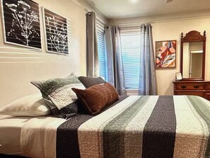 Room - 3-bedroom house in soothing Richland Hills with Swimming Pool and Pool Table (Richland Hills)