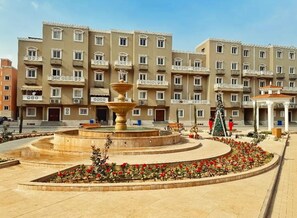 Exterior - Cozy 2BR Apt with spacious rooftop in an amazing fully secured compound in Cairo (Cairo Governorate)