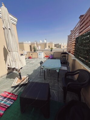 Outdoor dining - Cozy 2BR Apt with spacious rooftop in an amazing fully secured compound in Cairo (Cairo Governorate)