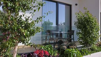 Quarto triplo econômico, sacada, vista para o jardim | Escrivaninha, Wi-Fi de cortesia
