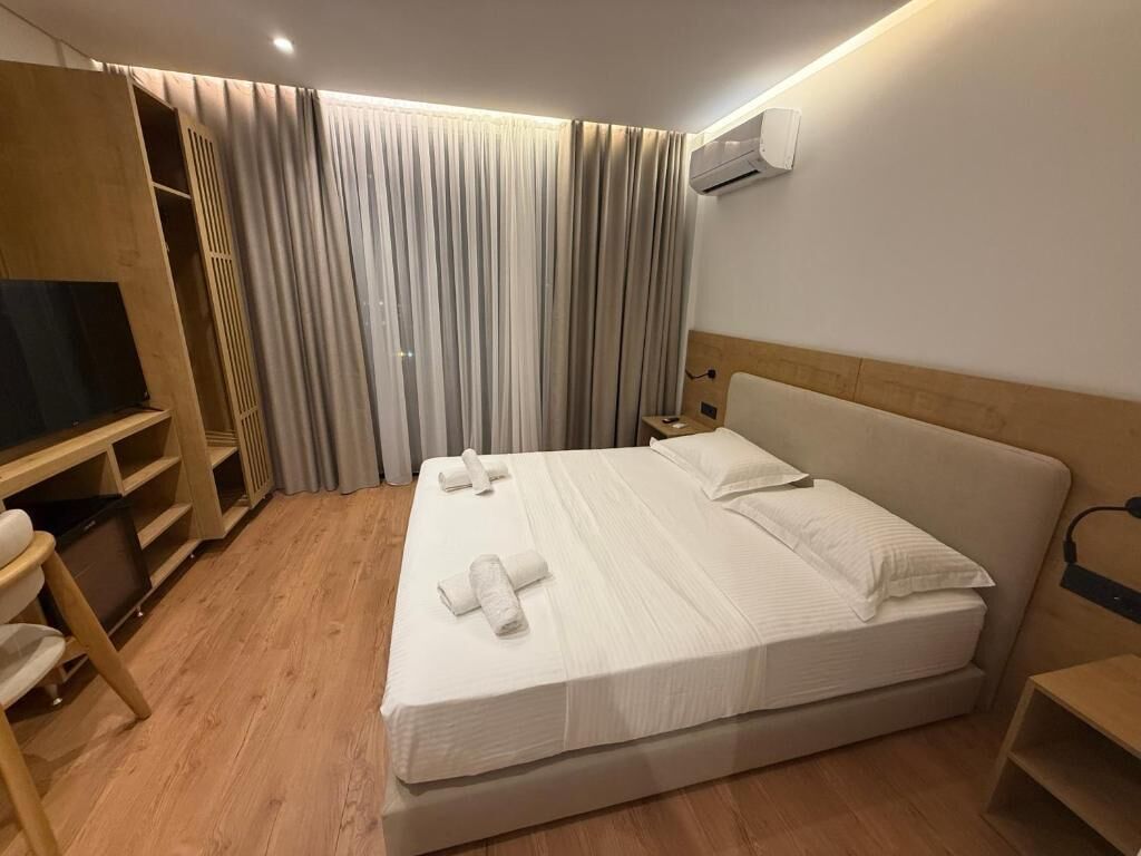 Kolmen hengen economy-huone, parveke, näköala puutarhaan