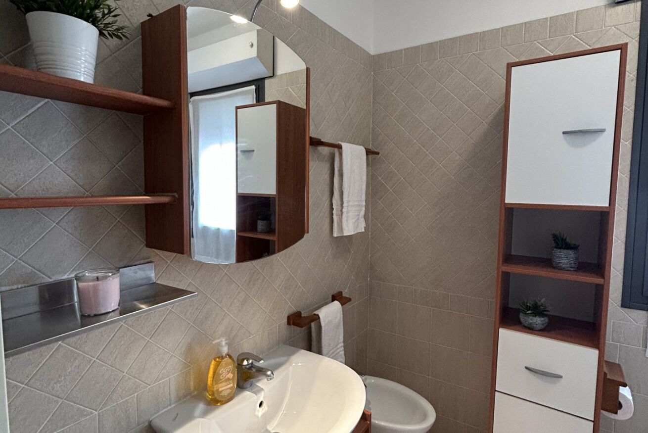 Een douche, een bidet, handdoeken