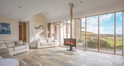 Spacious Barn Conversion | 4 Bedroom + Hot Tub - Pass the Keys