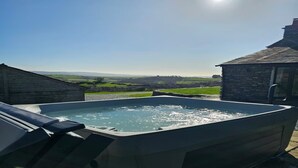 Ein Whirlpool mit Blick auf die Landschaft.