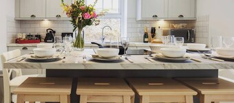 Luxury Scottish Cottage with Hot Tub & Views - Pass the Keys