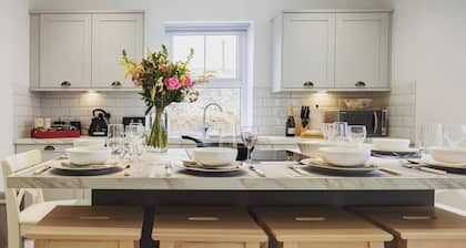 Luxury Scottish Cottage with Hot Tub & Views - Pass the Keys