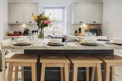 Luxury Scottish Cottage with Hot Tub & Views - Pass the Keys