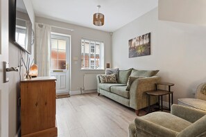 TV - Stylish York Home | Free Parking | Sleeps 4 - Pass the Keys (York)