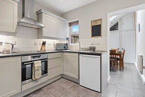 Fridge, microwave, oven, toaster - Stylish York Home | Free Parking | Sleeps 4 - Pass the Keys (York)