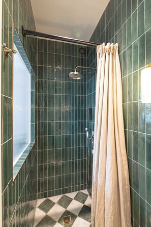Dusche, Haartrockner, Handtücher