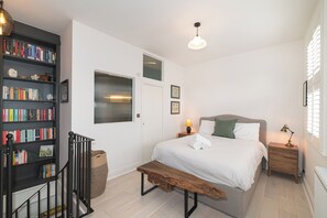 2 bedrooms, iron/ironing board, free WiFi, bed sheets - Peaceful, homely Maisonette in North London - Pass the Keys (London)