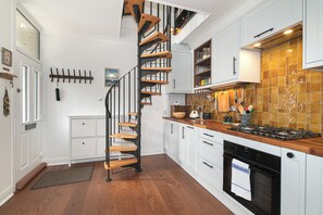 Kühlschrank, Ofen, Toaster, Esstisch