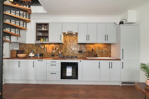 Kühlschrank, Ofen, Toaster, Esstisch