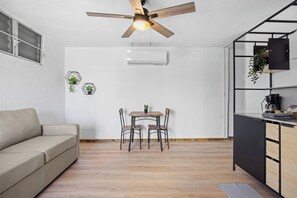 Apartamento | Zona de estar | Televisión de pantalla plana de 32 pulgadas con canales por cable