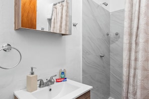 Apartment | Bathroom | Free toiletries, towels, soap, shampoo - Castellana by Otium (Carolina)