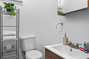 Apartment | Bathroom | Free toiletries, towels, soap, shampoo - Castellana by Otium (Carolina)