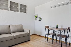 Apartamento | Zona de estar | Televisión de pantalla plana de 32 pulgadas con canales por cable