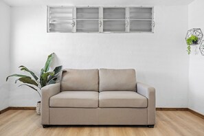 32-inch flat-screen TV with cable channels - Castellana by Otium (Carolina)