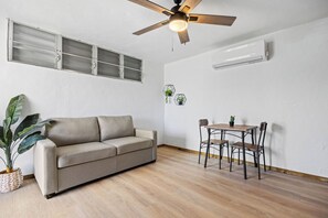 Apartamento | Zona de estar | Televisión de pantalla plana de 32 pulgadas con canales por cable
