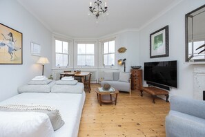 Iron/ironing board, free WiFi, bed sheets - Arty Character Apartment | Steps from the Seafront - Pass the Keys (Hove)