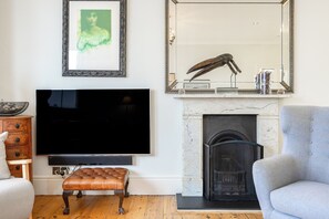 TV, books - Arty Character Apartment | Steps from the Seafront - Pass the Keys (Hove)