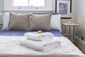 Iron/ironing board, free WiFi, bed sheets - Arty Character Apartment | Steps from the Seafront - Pass the Keys (Hove)