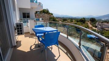 Deluxe Double Room, Sea View | Outdoor dining