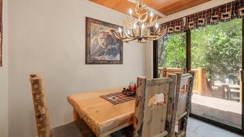 Casa básica, patio, vista a la montaña | Restaurantes