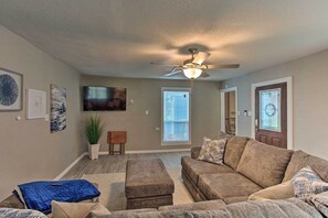 Smart TV - Spacious East St. Retreat - Easy Walk to AT&T Stadium (Arlington)