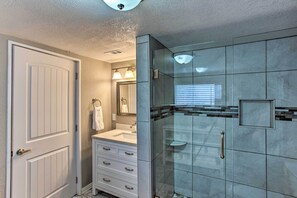 Shower, hair dryer, towels, soap - Spacious East St. Retreat - Easy Walk to AT&T Stadium (Arlington)